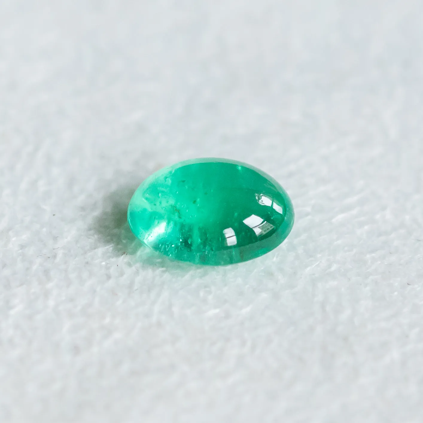 1.76CT OVAL CABOCHON ZAMBIAN EMERALD, NEON GREEN, 8.85X6.81X4.31MM