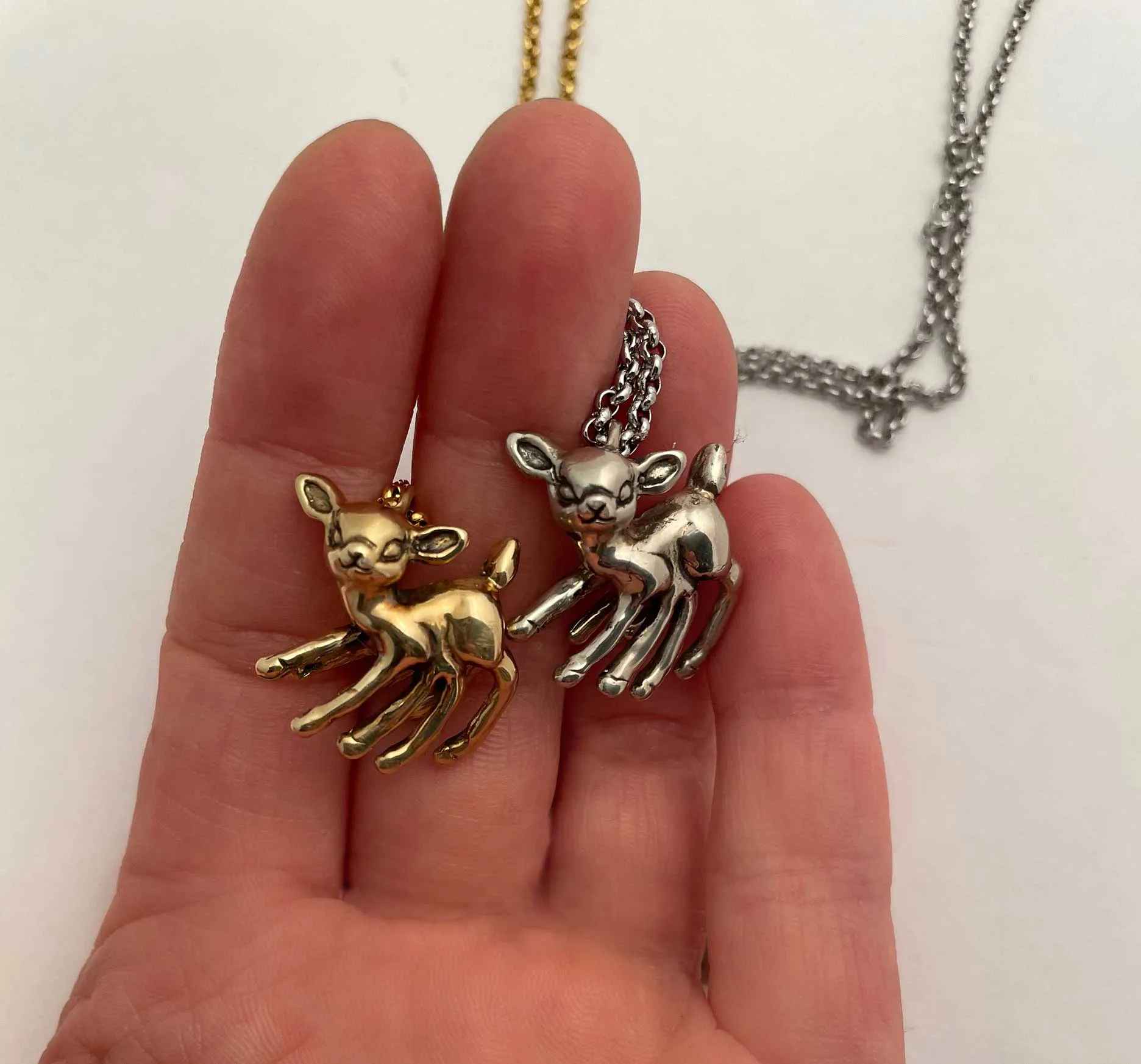 Elegant 8-Legged Deer Pendant Necklace - Unique Animal Jewelry for Nature Lovers