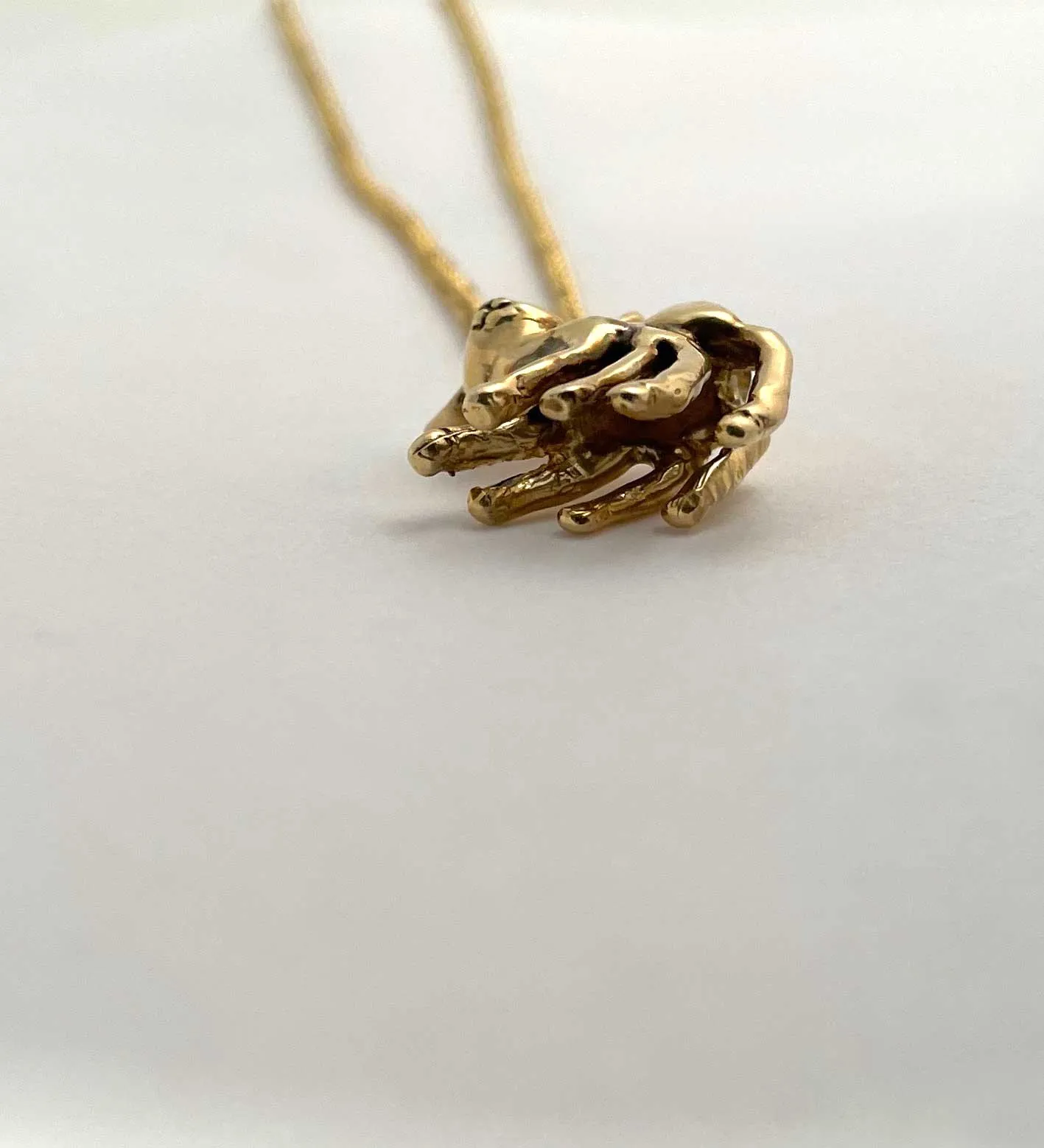 Elegant 8-Legged Deer Pendant Necklace - Unique Animal Jewelry for Nature Lovers