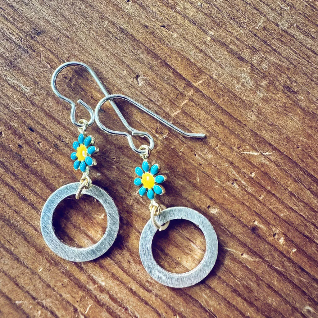 daisy ring // enamel daisy flower and silver plated circle ring earrings