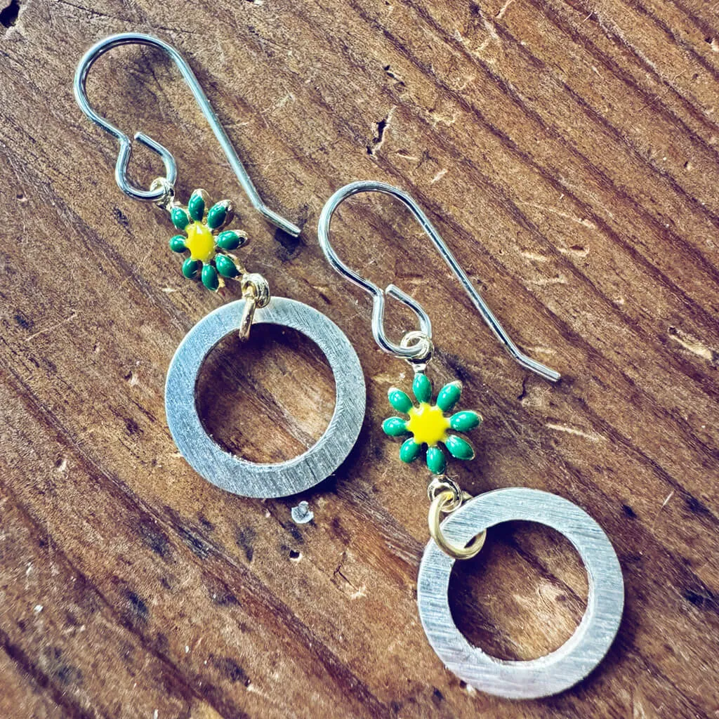 daisy ring // enamel daisy flower and silver plated circle ring earrings