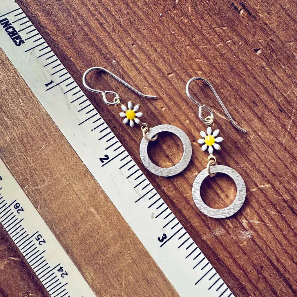 daisy ring // enamel daisy flower and silver plated circle ring earrings