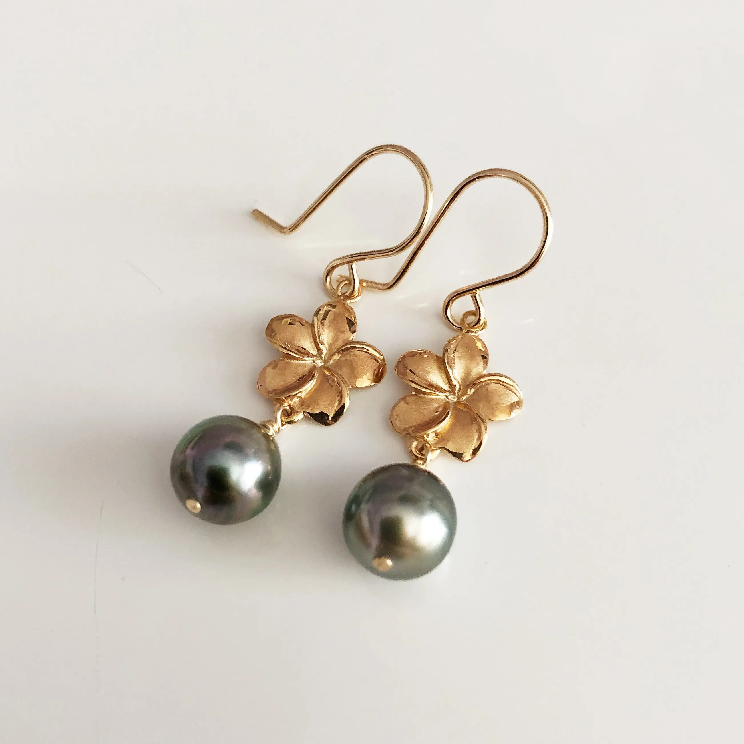 Plumeria dangle earrings - tahitian pearls (E515)