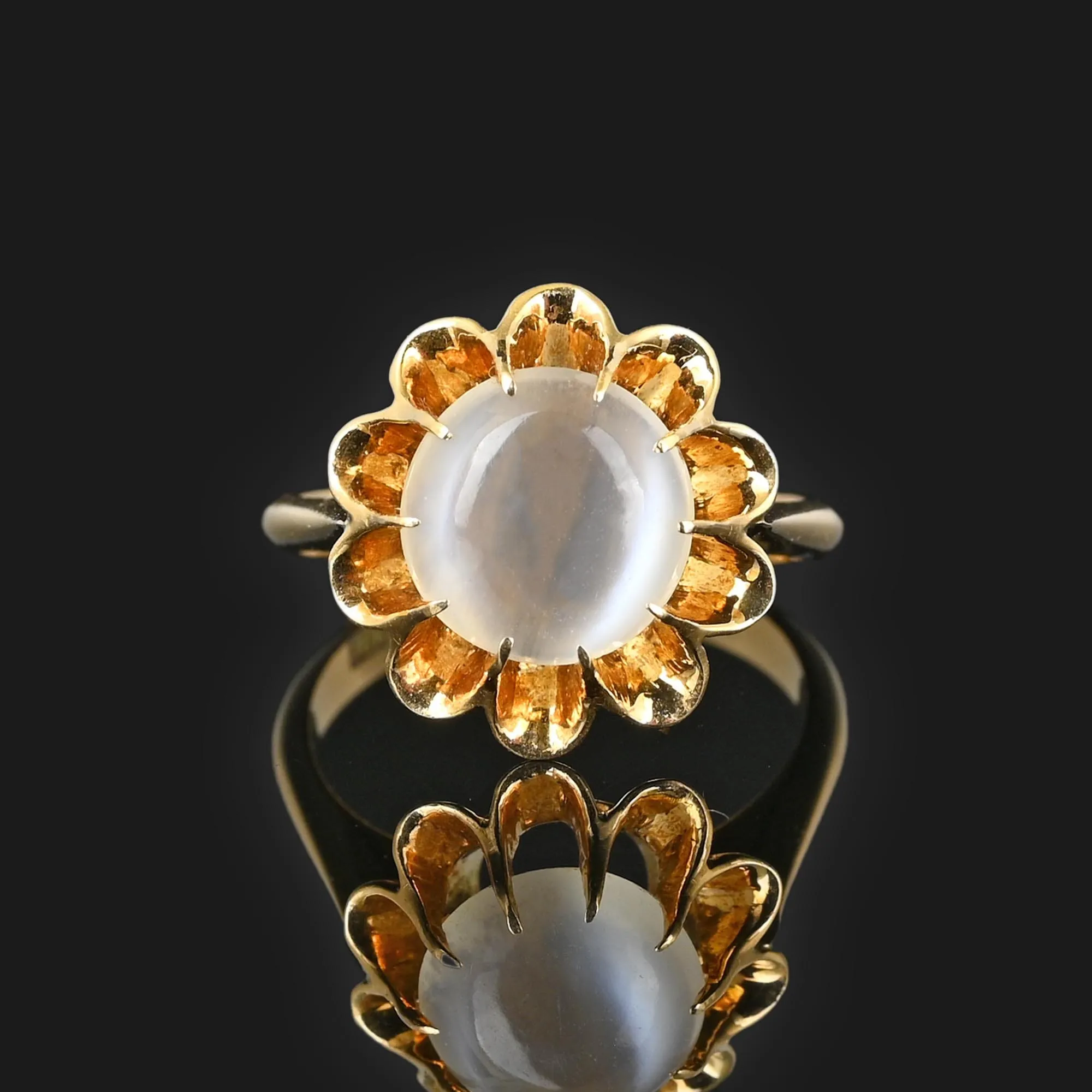 Vintage 18K Gold Buttercup Moonstone Ring