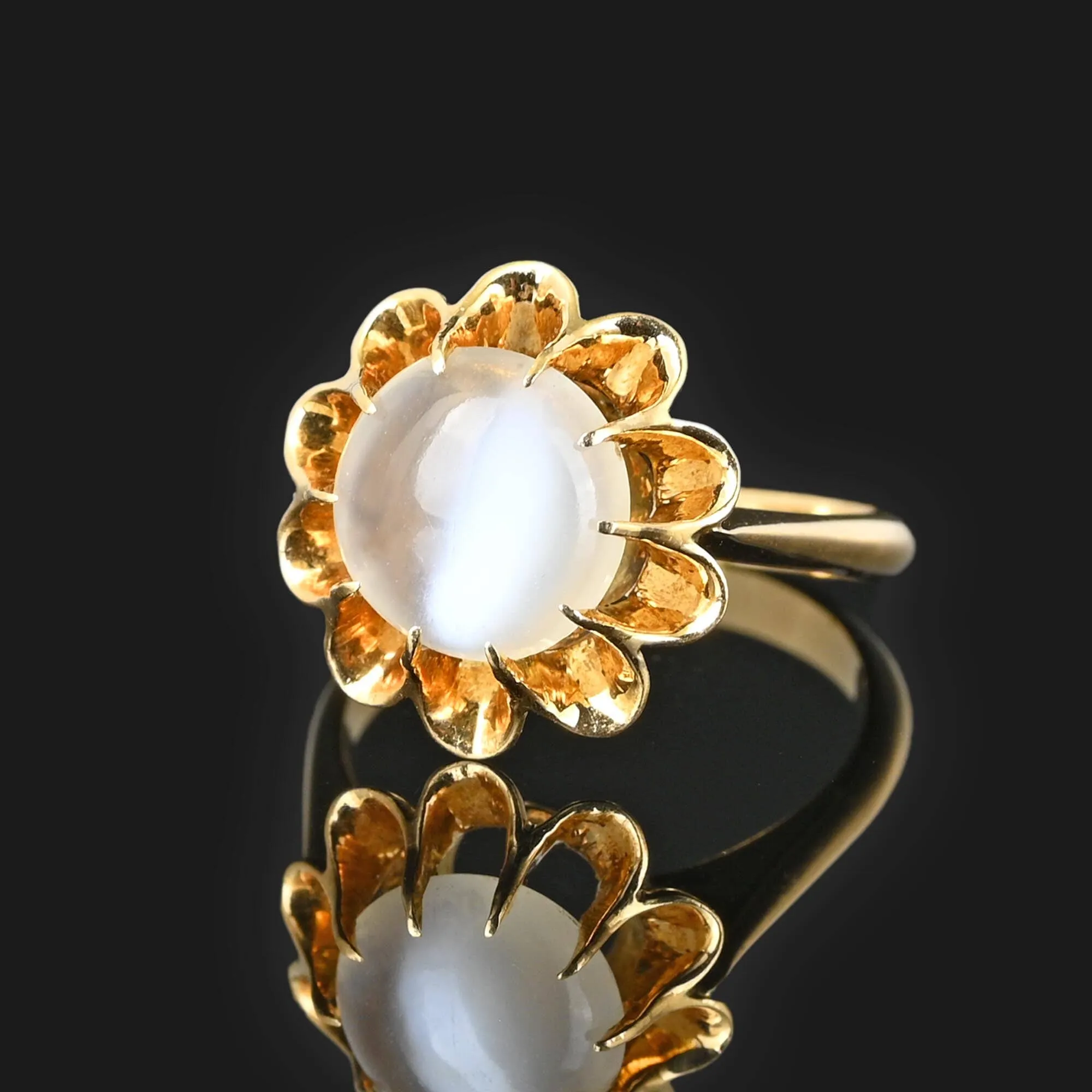 Vintage 18K Gold Buttercup Moonstone Ring