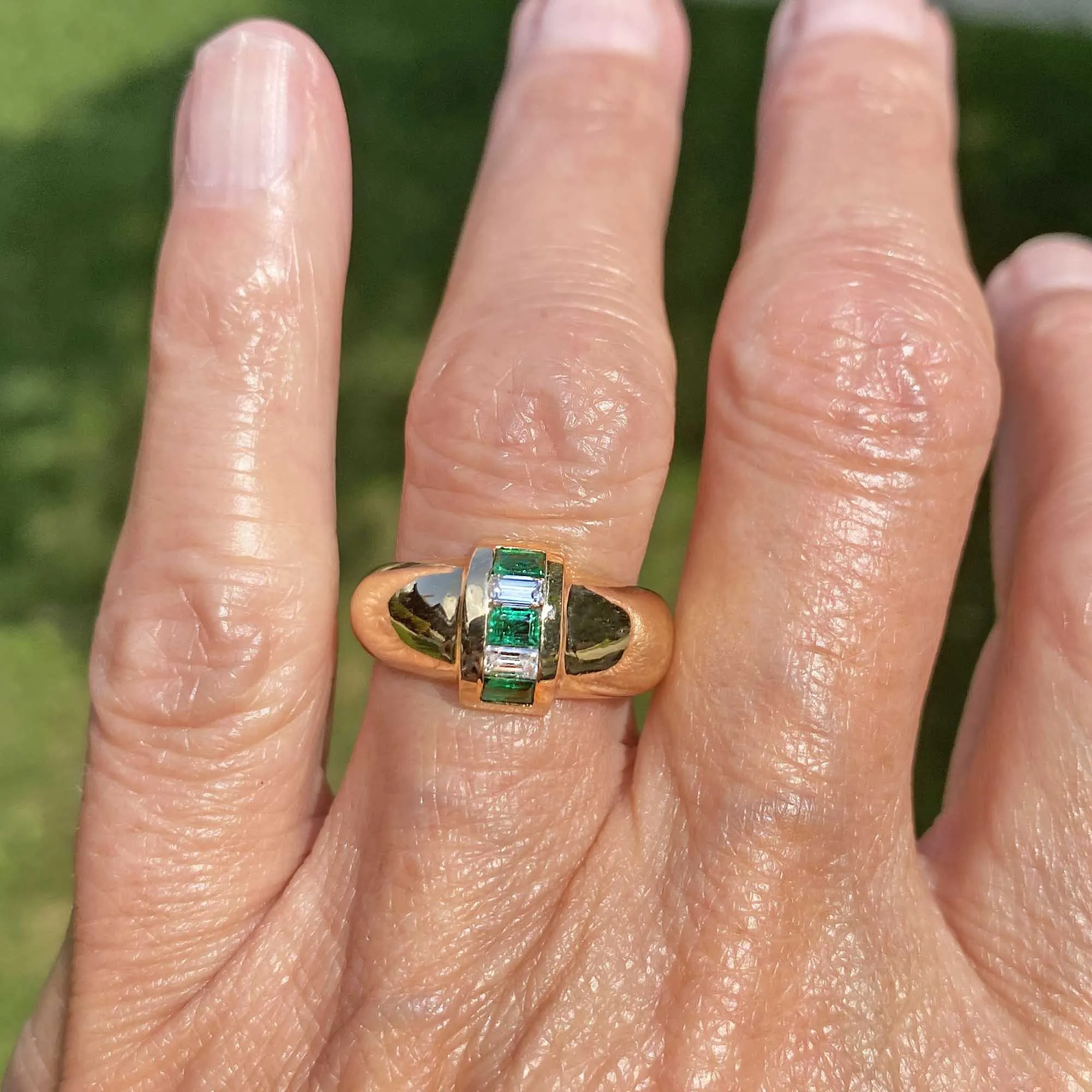 Vintage 18K Gold Roll Top Emerald Diamond Ring Band